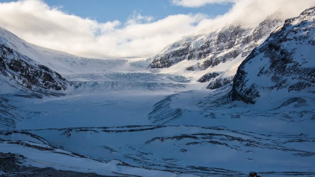 Ледник на Icefields Pkwy. Мы к нему ходили Но фото мои с моими приятелями - их там оч хорошо видно, не могу выложить